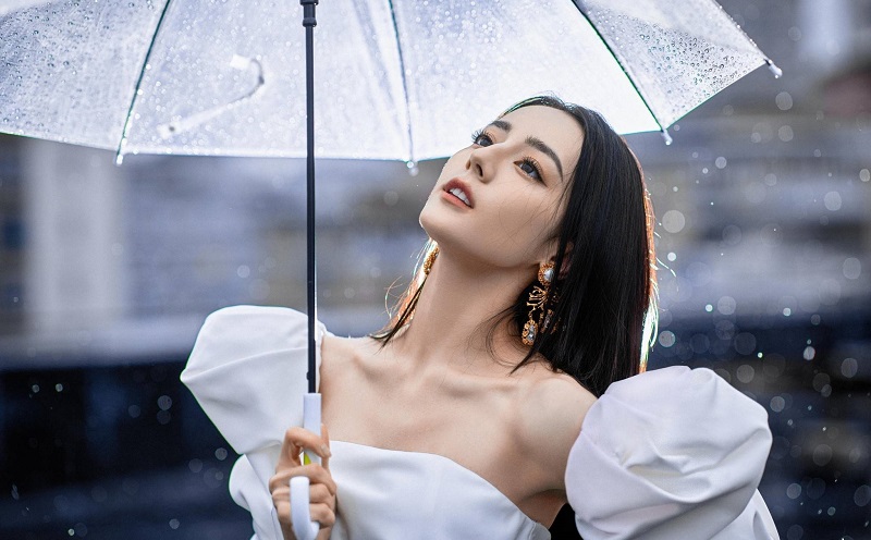 迪丽热巴雨中撑伞氛围感大片